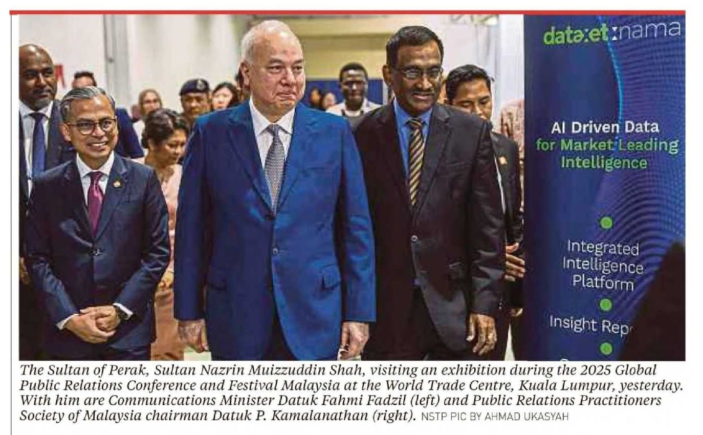 Sultan Nazrin Muizzuddin Shah of Perak, visiting the Dataxet Malaysia booth at the GPRCF 2025, observed the AI-powered media monitoring and data intelligence capabilities showcased by Dataxet Malaysia.